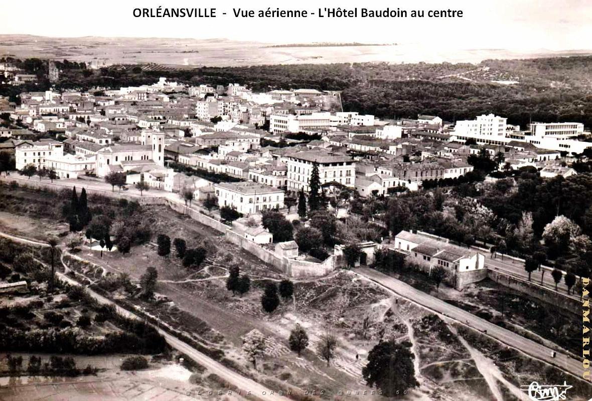 Orleansville - Vue aerienne - Hotel Baudoin  au centre.jpg
